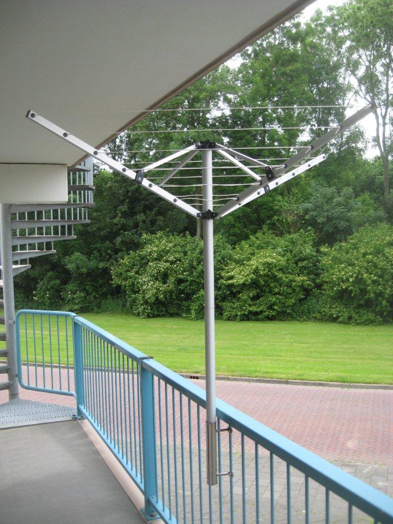 Universele RVS houder geplaatst op balkon