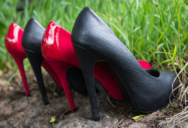 PauMau blogi nelkytplusbloggari nelkytplus kenkäblogi kengät punaiset korkkarit rusettikengät koristellut kengät mustia kiviä 