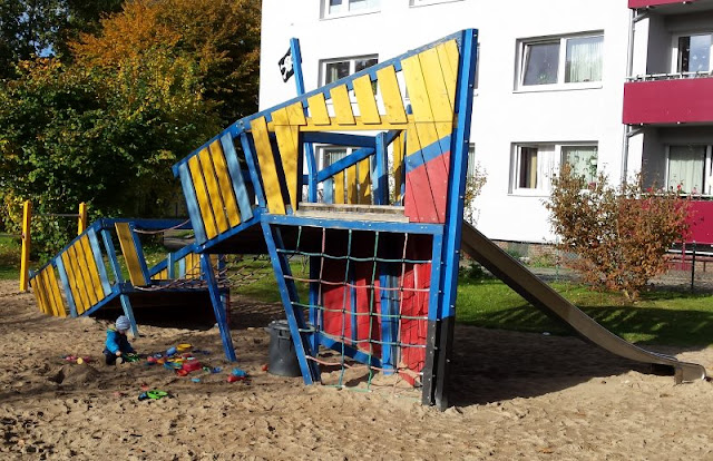 5 Spielplätze im Kieler Süden mit dem gewissen Extra. Das bunte Piratenschiff in der Lantziusstraße für kleine und große Kinder ist der Hit!