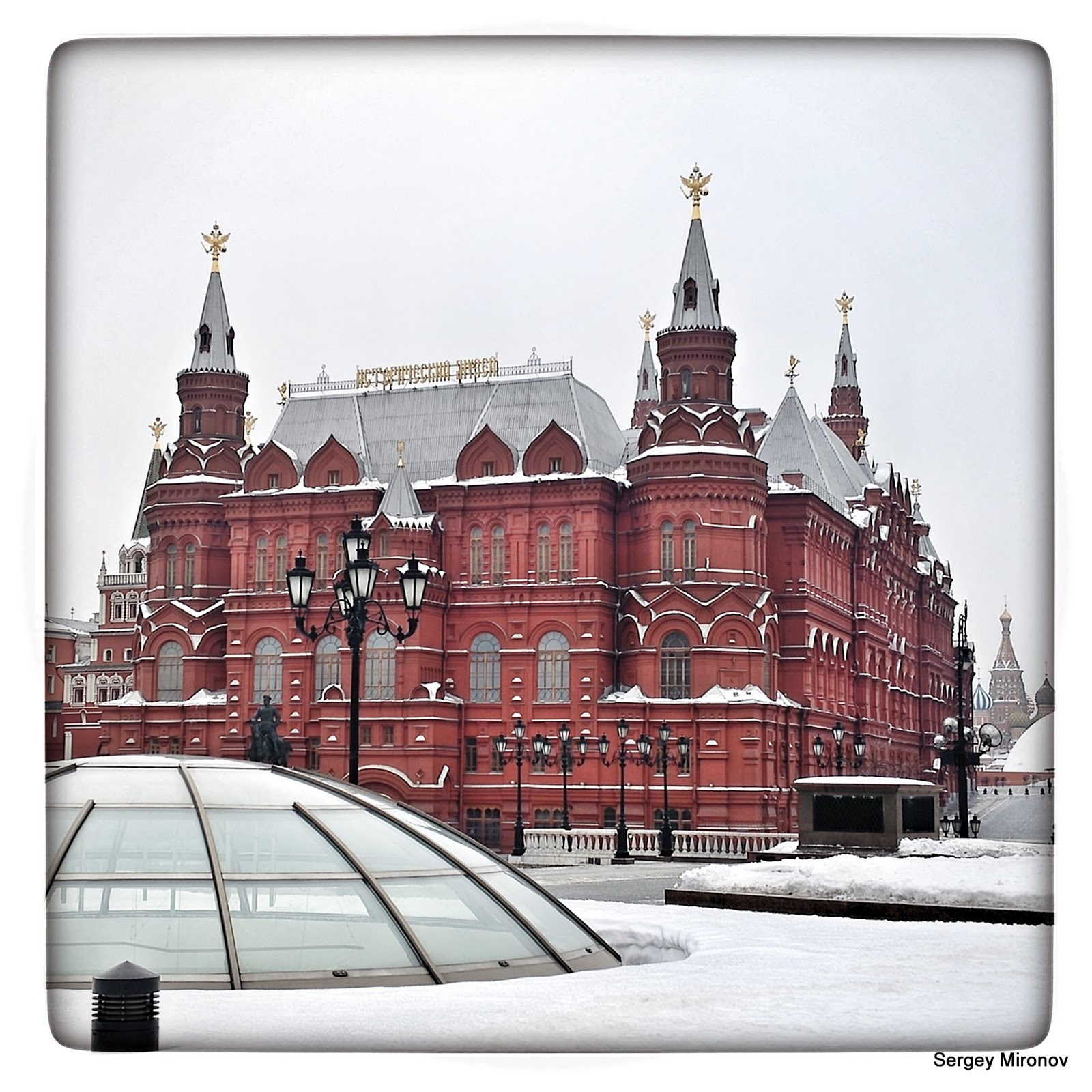 музей на манежной площади. археологический музей на манежной площади. музей на манежной площади в москве. вид на манежную площадь от исторического музея москва. музей на манежной площади.