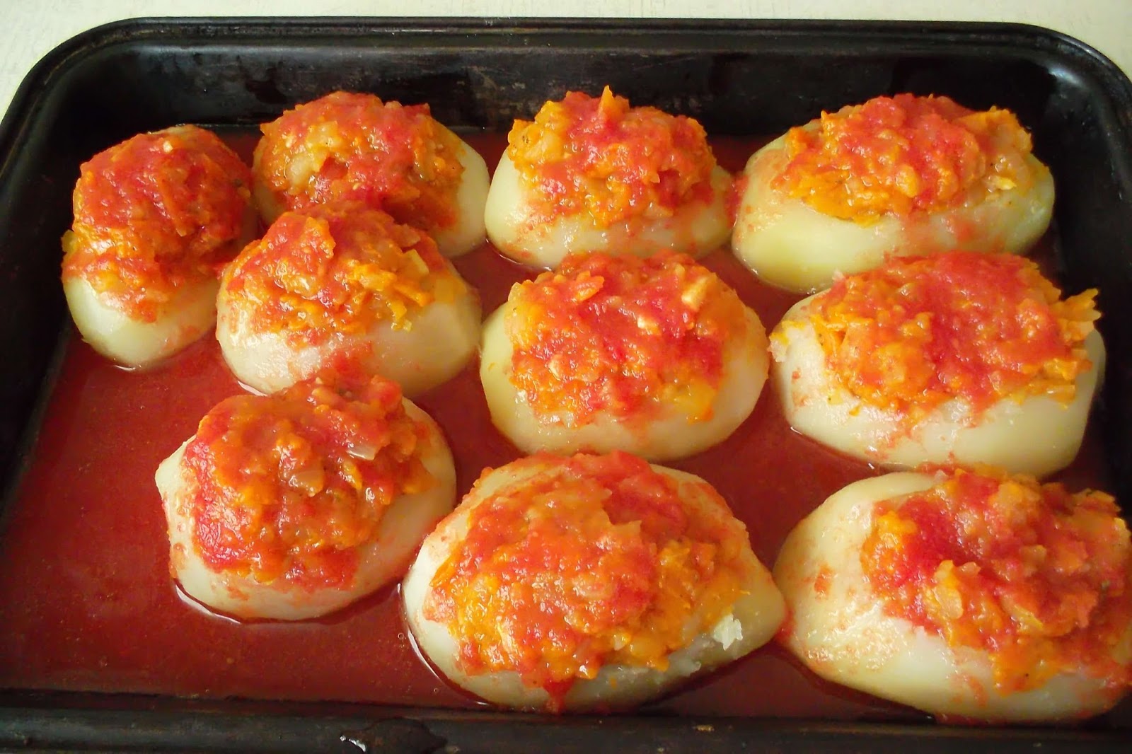 картофель фаршированный фаршем. картофель фаршированный фаршем. картошка фаршированная фаршем. фаршированная картошка с фаршем и овощами фото. фаршированный картофель на сковороде.