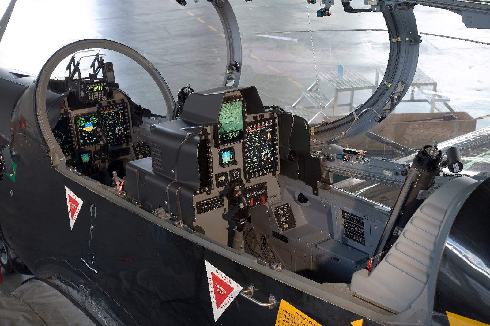 1_Super_Tucano_Cockpit_01.jpg