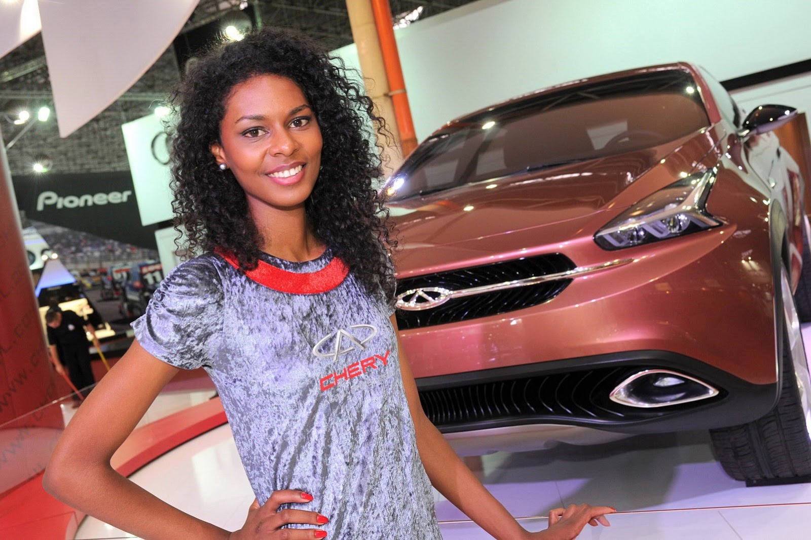 Бразильская модель 4 буквы. Девушки с бразильского автошоу. Девушки модели автовыставка 2012. Бразильская фотомодель и автомобиль. Бразильские девушки автосалон.