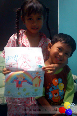 mknace unlimited | Syafinaz dan Ziqri posing with Birthday Card