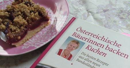 Tiroler Bäuerinnen backen Kuchen