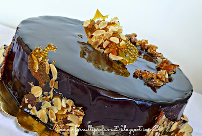 torta al cioccolato con namelaka al cioccolato bianco e croccante di mandorle