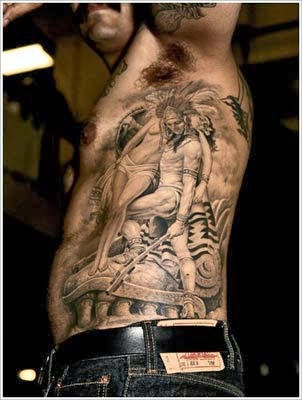 tatuagem de indio nas costelas masculinas