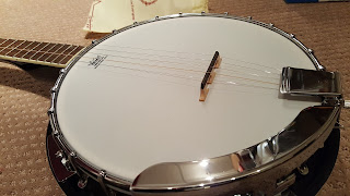 ADM - 5-String Banjo 24 Bracket with Closed Solid Wood Back and Geared 5th Tuner, Beginner Pack