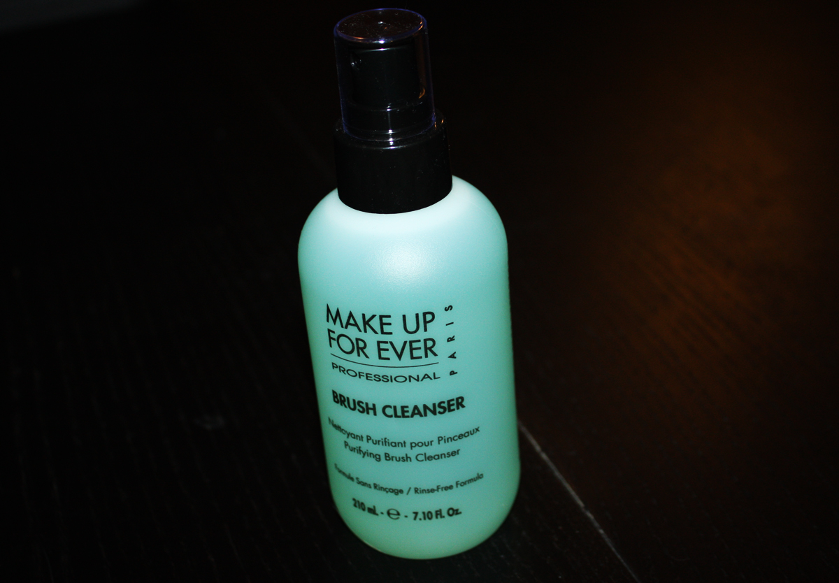 Le nettoyant pinceau Brush Cleanser de Make Up For Ever The Girls