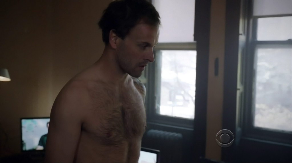 Jonny Lee Miller Shirtless in Elementary s1e01 - Shirtless Men at groopii
