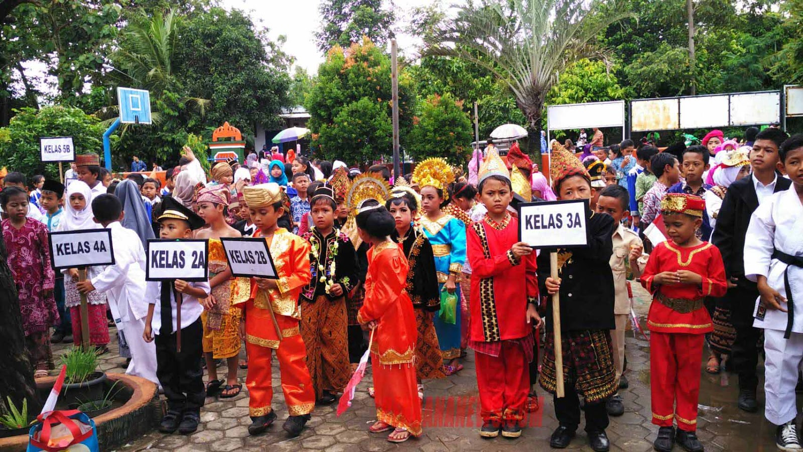 Isi Sumpah Pemuda SD di Lampung  Selatan Pawai Baju  Daerah 
