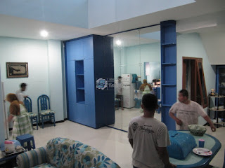 Desain Lemari Dinding dan Cermin Dinding Besar Ruang Keluarga