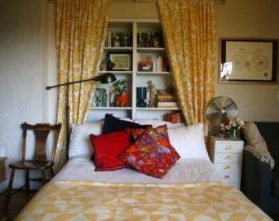 Jika headboard saja dianggap tidak cukup, gunakan juga seluruh dinding di belakang ranjang sebagai ruang penyimpanan, dengan cara memasang rak atau lemari. Ini adalah solusi pintar untuk menjaga kamar sempit tetap rapi. Jika headboard saja dianggap tidak cukup, gunakan juga seluruh dinding di belakang ranjang sebagai ruang penyimpanan, dengan cara memasang rak atau lemari. Ini adalah solusi pintar untuk menjaga kamar sempit tetap rapi.