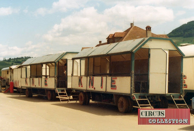 Roulottes cantine  du Cirque National Suisse Knie  1970