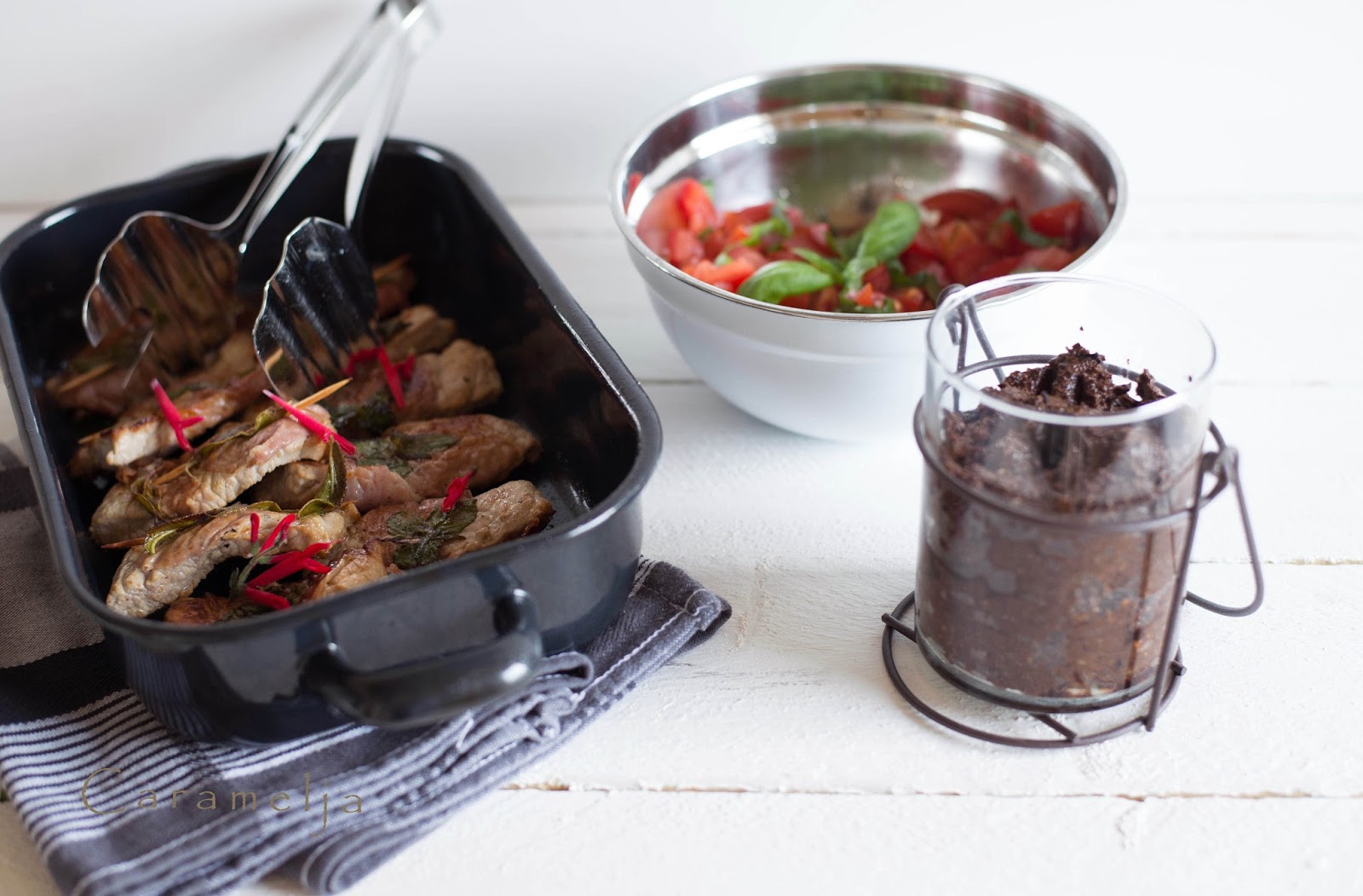 Saltimbocca mit Tomatensalat und Tapenade