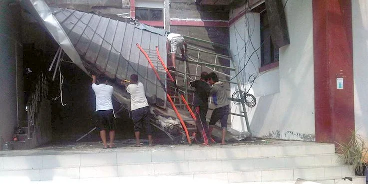 Kondisi kanopi gedung Dibaleka 1 Balaikota Depok yang roboh.