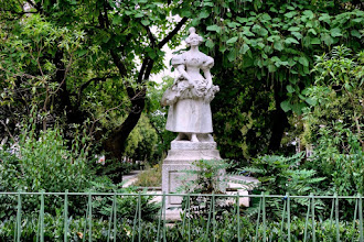 Paris : La Grisette de 1830, incarnation du vieux Paris populaire, statue de Jean-Bernard Descomps - XIème