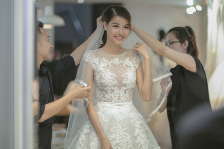 Mạc Hồng Quân chi mạnh tay tặng Kỳ Hân 4 chiếc váy cưới - Ảnh 8 Mac Hong Quan chi manh tay tang Ky Han 4 chiec vay cuoi - Anh 8