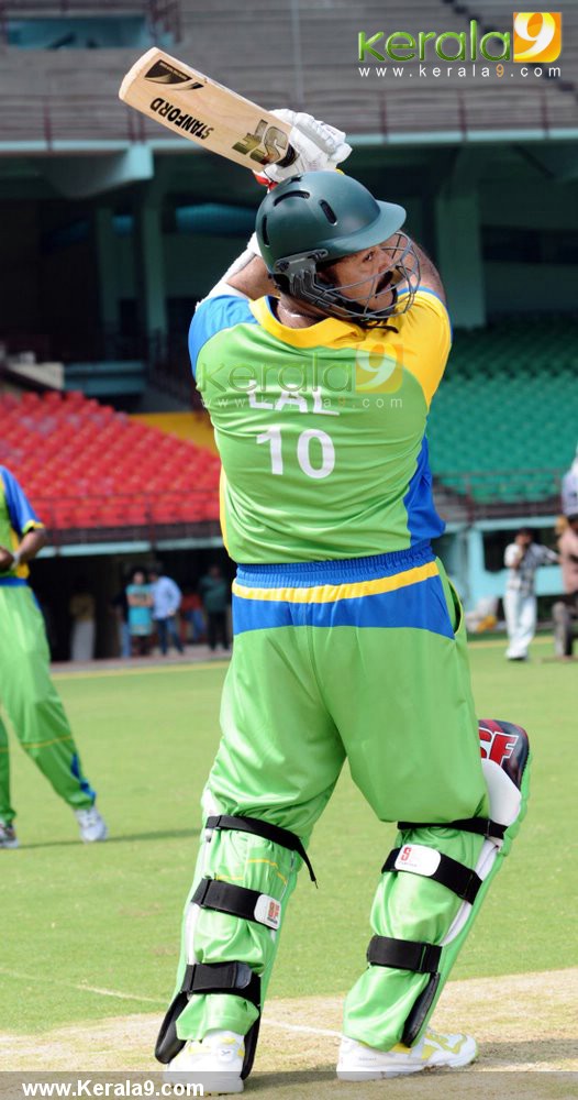 MohanLal in Cricket,Kerala Strikers Calender,Bhavana Hot In Ccl