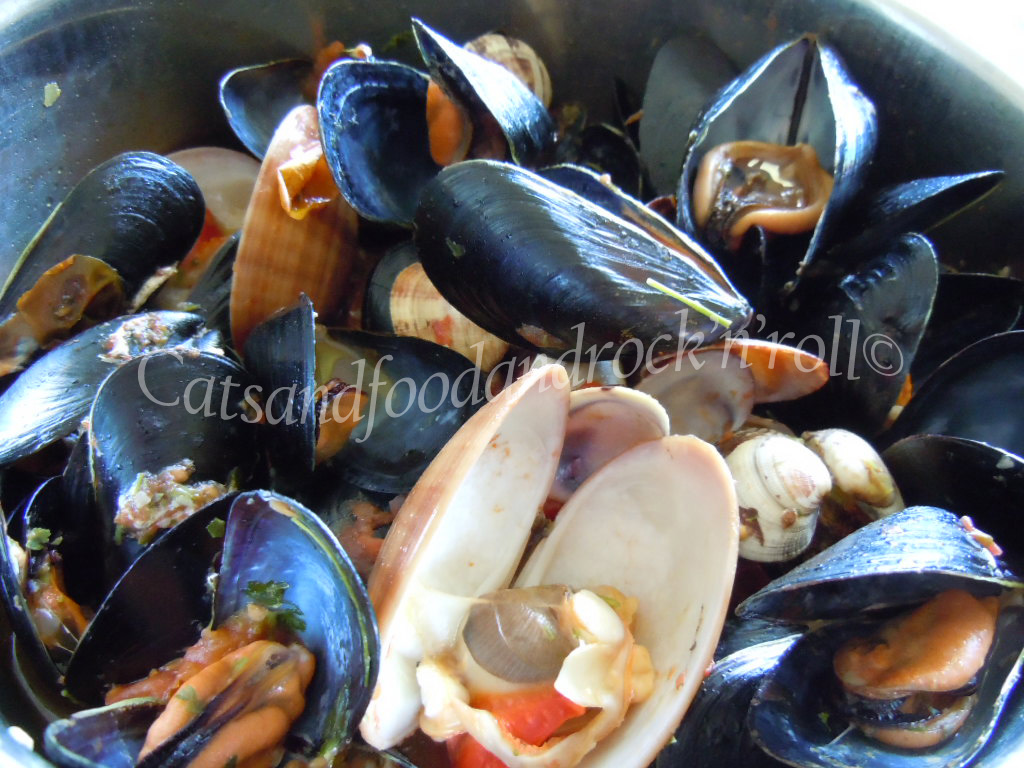 Spaghetti con guazzetto di cozze, vongole veraci e fasolari Ricetta ed ingredienti dei