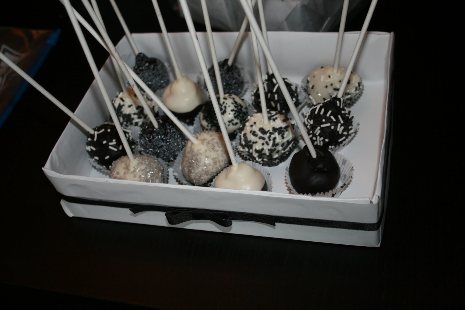 cupcakes by jenna-marie: Black &amp; White Cake Pops