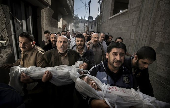 I funerali a Gaza di due bambini palestinesi uccisi dagli israeliani.