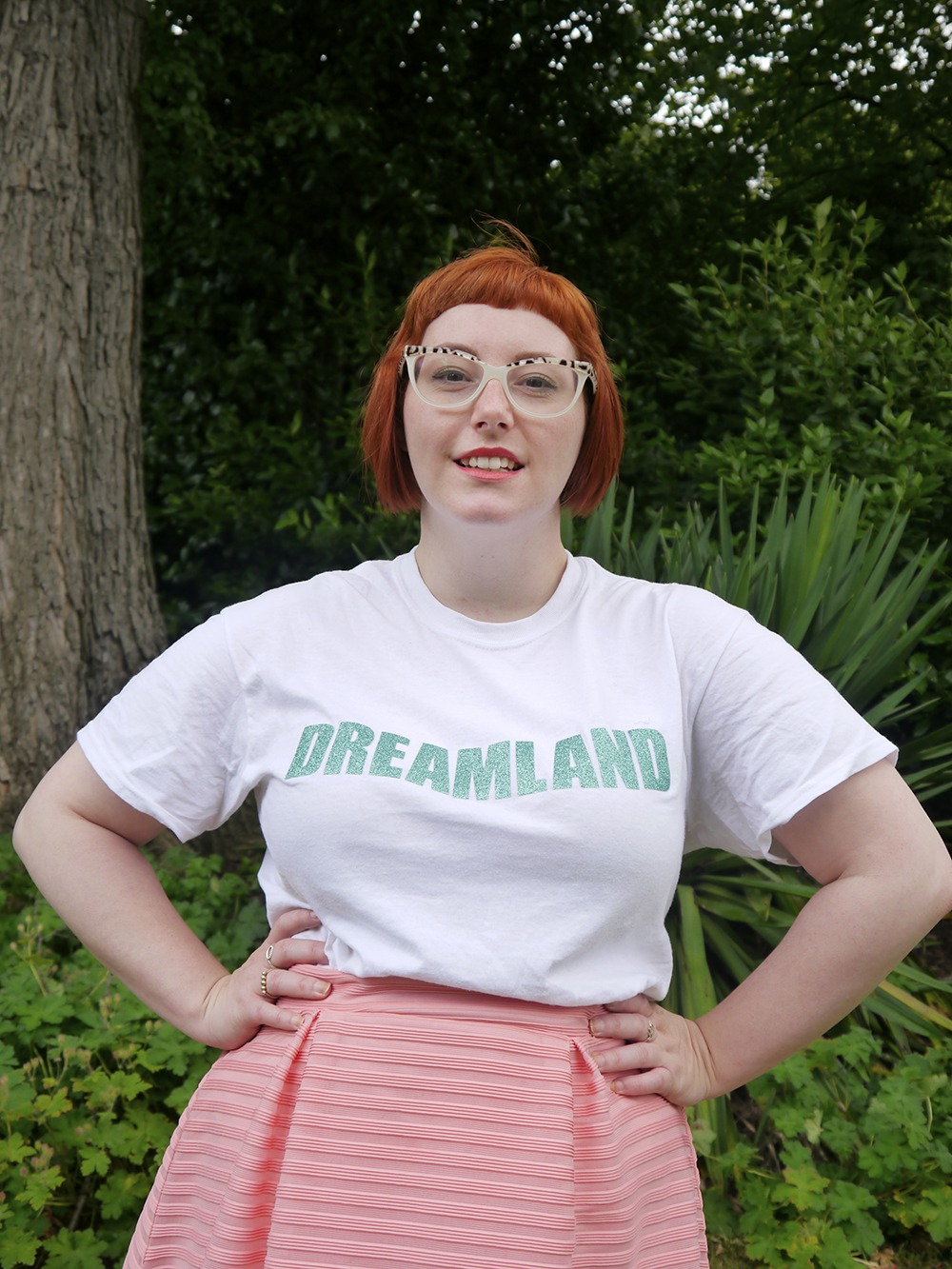 Scottish blogger with red hair, Spex Pistol glasses and Dreamland tshirt