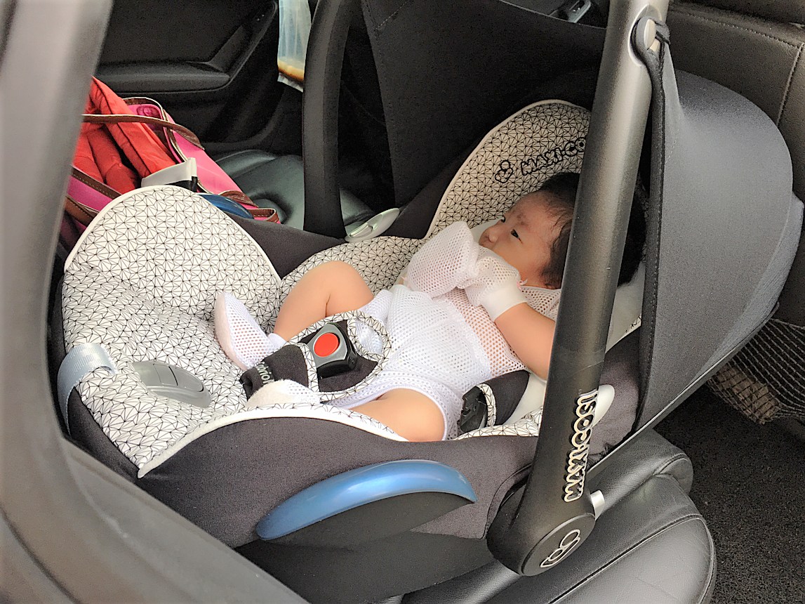Как пристегнуть люльку. Автолюлька для новорожденных в машине. Детское кресло для новорожденных в машину. Крепление ребенка в автолюльке. Автокресло для новорожденных в машине.