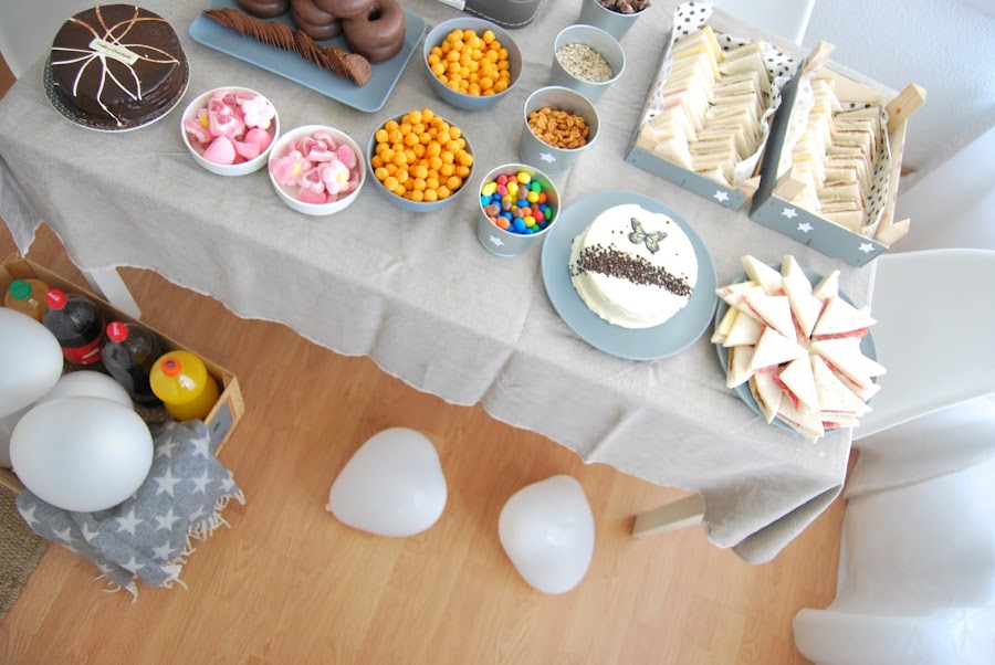 mesa de cumple en gris y blanco