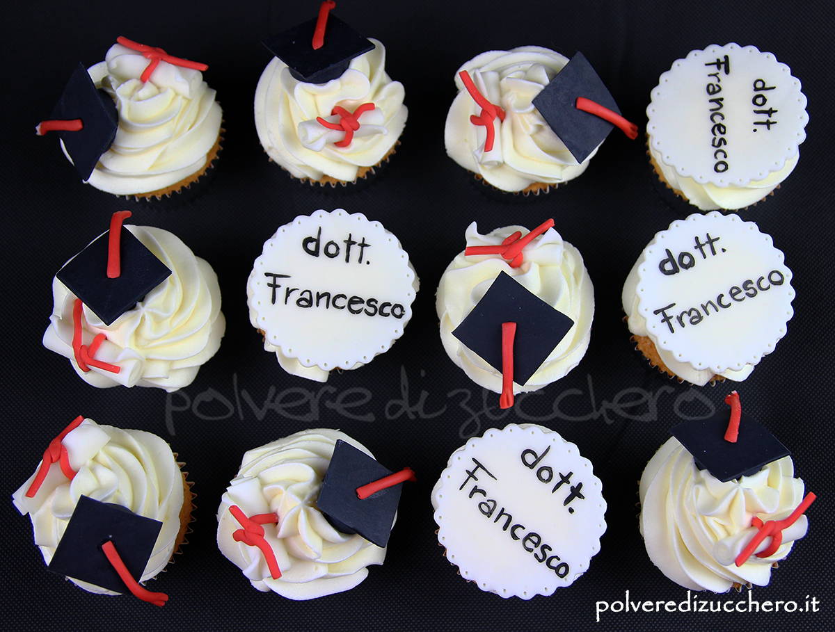 Cupcake decorati con toco e pergamena in pasta di zucchero per