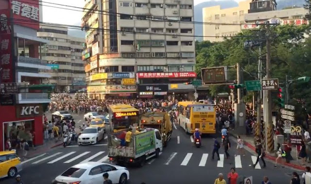 Foto de Multidão procurando Pokémon em Taiwan 