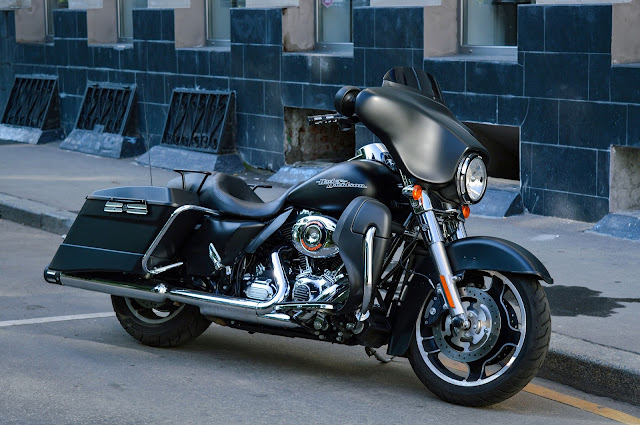 Harley Davidson Bike on road pic Harley Davidson Bike on road pic