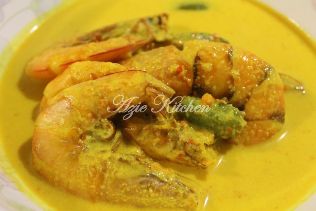 Udang Masak Lemak Dengan Belimbing Buluh