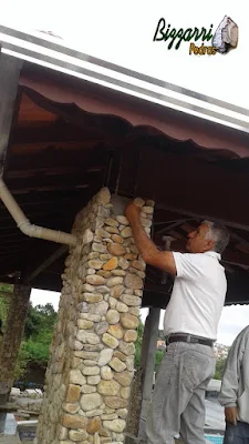 Bizzarri visitando um obra onde estamos fazendo o revestimento com pedra do rio nos pilares da churrasqueira na piscina em residência em Itatiba-SP, sendo esse revestimento com pedra do rio na cor bege mesclado no tamanho número 4. 15 de dezembro de 2016.