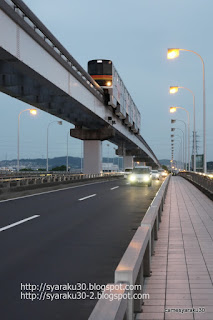 道路の上を走るモノレール 道路の上を走るモノレール写真