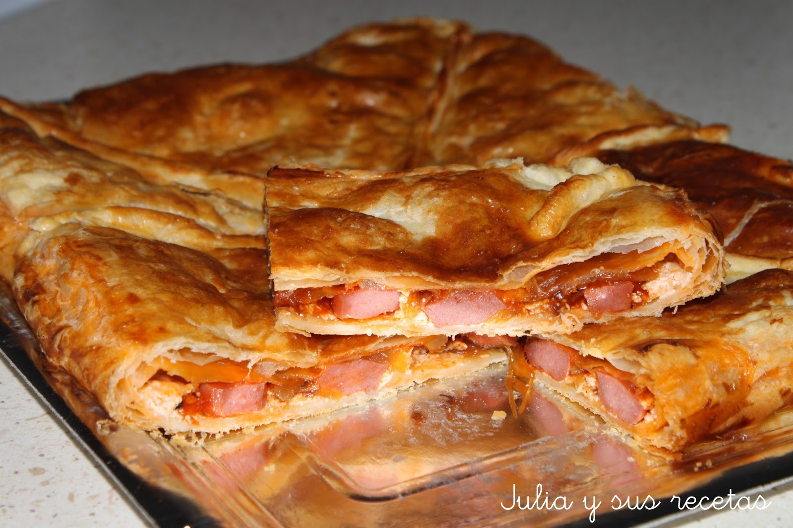 JULIA Y SUS RECETAS Empanada de salchichas y cebolla caramelizada JULIA Y SUS RECETAS Empanada de salchichas y cebolla caramelizada