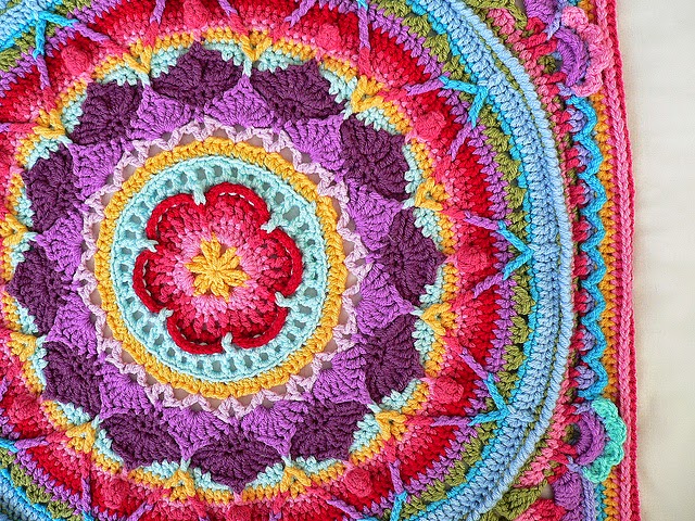 Mandala alfombra multicolor al crochet