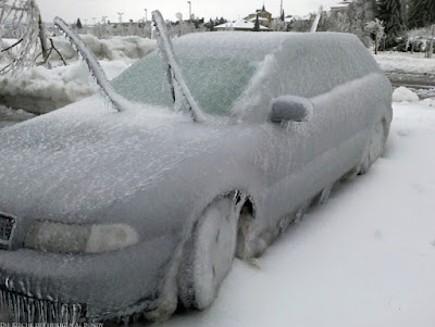 Zugefrorenes Auto im Winter lustig Zugefrorenes Auto im Winter lustig