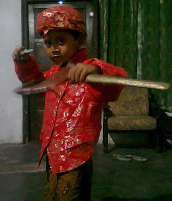 Foto anak kecil bergaya lucu dengan pakaian adat