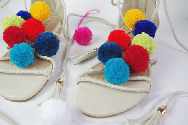 DIY PomPom Sandalen DIY PomPom Sandalen