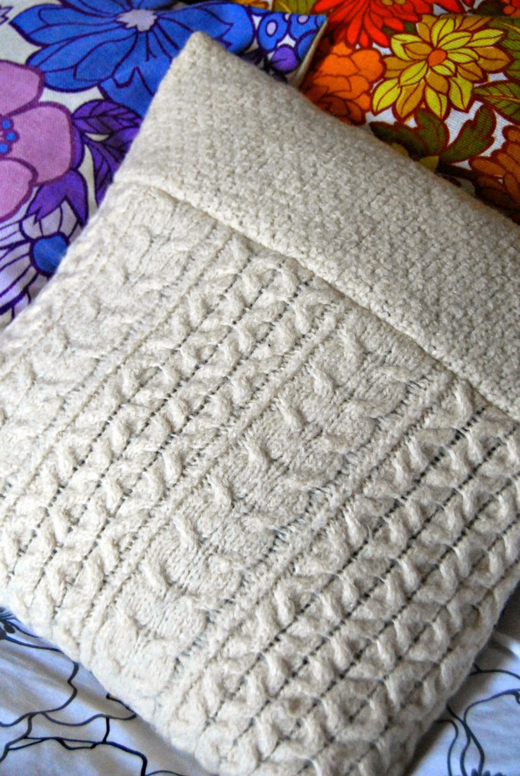 madebyloulabelle How to make a sweater cushion