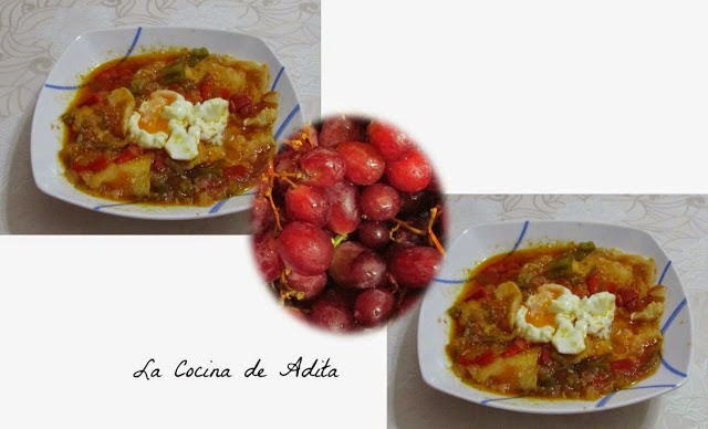 Sopa de tomate con huevos poche