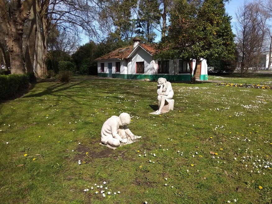 estatua-madre-hijos-aparque-isabel-la-catolica
