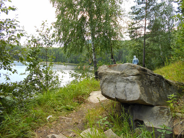 Скальные выступы на берегу озера Аракуль