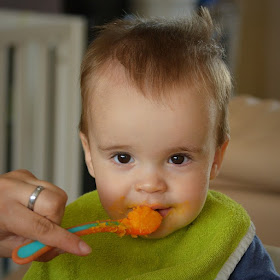 Baby isst Möhrenbrei Baby isst Möhrenbrei