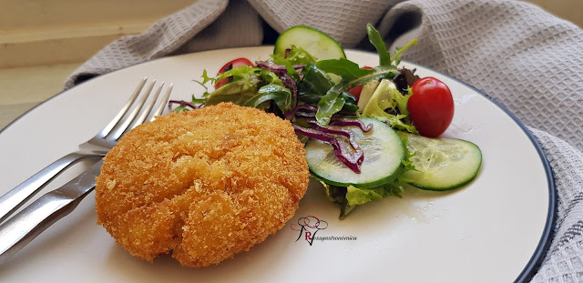 Hamburguesa de patata, jamón y yema curada