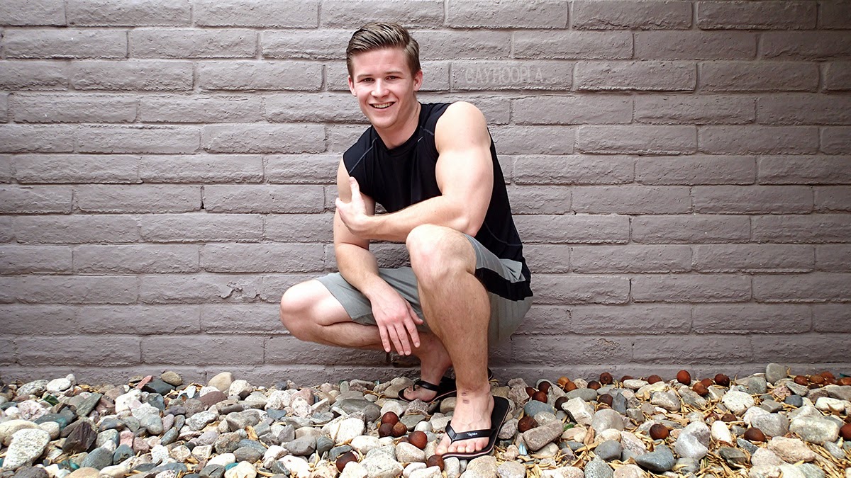 HOMENS PELADOS: Aiden Miller em um delícioso ensaio para o site