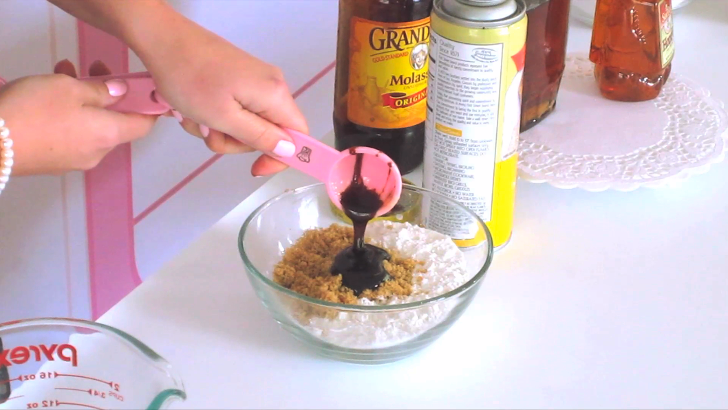 http://blog.dollhousebakeshoppe.com/2014/04/video-how-to-measure-honey-syrup-other.html