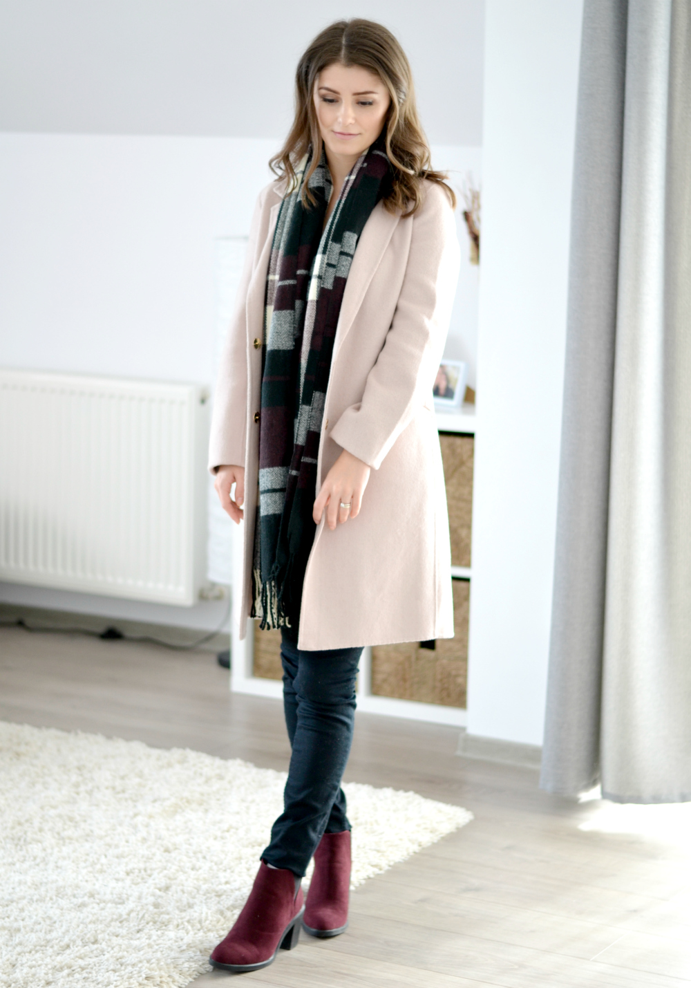 burgundy plaid scarf and dusty pink coat outfit