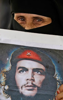 Una mujer porta el retrato del Che durante una manifestación en Yemen contra el presidente Saleh.-